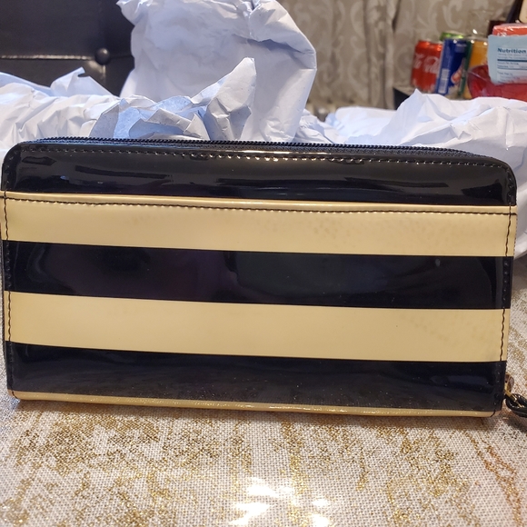 Kate Spade Penn Valley Neha Wallet - Picture 9 of 13